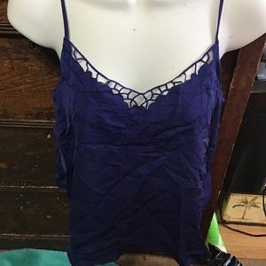 💚3/$25 Attention size small blue camisole beautiful flower and netting on front